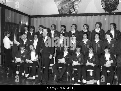 Rekord der deutschen Fußballnationalmannschaft für den WM-Song 1986 mit Peter Alexander 01.12.1985. [Automatisierte Übersetzung] Stockfoto