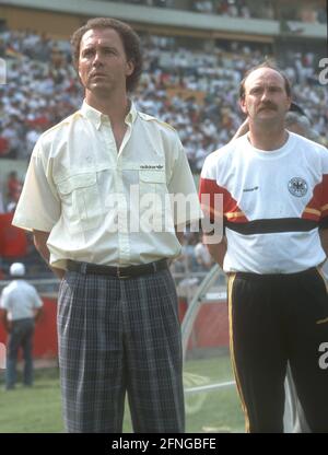 WM 1986 Nationaltrainer Franz Beckenbauer (Deutschland) mit Co-Trainer Horst Köppel 17.06.1986 beim Spiel Deutschland - Marokko Copyright nur für journalistische Zwecke! Nur für redaktionelle Zwecke! Copyright nur für journalistische Nutzung ! Nur für redaktionelle Zwecke! [Automatisierte Übersetzung] Stockfoto