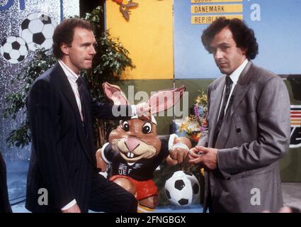 Auslosung der Europameisterschaft 1988 in Düsseldorf. Teamchef Franz Beckenbauer (deutsche Nationalmannschaft) und Michel Platini (Frankreich) mit Maskottchen Berni 12.02.1988. Copyright nur für journalistische Nutzung! Nur für redaktionelle Zwecke! Copyright nur für journalistische Nutzung ! Nur für redaktionelle Zwecke! [Automatisierte Übersetzung] Stockfoto