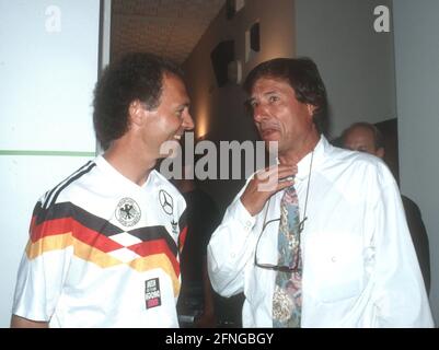 Fußball-Weltmeisterschaft 1990 in Italien. Hauptsitz des Teams in Erba: Castello di Casiglio. Teamchef Franz Beckenbauer (Deutschland) begrüßt den Sänger Udo Jürgens in der Teamzentrale der Nationalmannschaft. Rec. 12.06.1990. [Automatisierte Übersetzung] Stockfoto