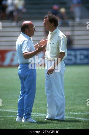 FB-WM86 in Mexiko Deutschland- Uruguay 1:1/ Nationaltrainer Omar Borras (Uruguay, links) im Gespräch mit Nationaltrainer Franz Beckenbauer (Deutschland) 04.06.1986 [automatisierte Übersetzung] Stockfoto