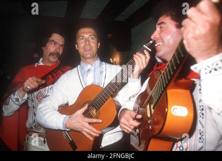 Fußball-Weltmeisterschaft 1986 in Mexiko. Teamchef Franz Beckenbauer (Deutschland) mit einer mexikanischen Musikband 01.06.1986 (geschätzt). [Automatisierte Übersetzung] Stockfoto