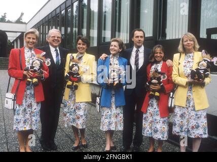 Präsentation für die Europameisterschaft 1988 in Düsseldorf. Teamchef Franz Beckenbauer (deutsche Nationalmannschaft) und DFB-Präsident Hermann Neuberger umgeben von EM-Hostessen. 15.04.1988. Copyright nur für journalistische Nutzung! Nur für redaktionelle Zwecke! Copyright nur für journalistische Nutzung ! Nur für redaktionelle Zwecke! [Automatisierte Übersetzung] Stockfoto