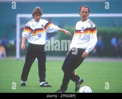 Weltmeisterschaft 1990. Ausbildung der deutschen Nationalmannschaft in Erba. Von links: Teamchef Franz Beckenbauer im Einsatz vor Frank Mill Rec. 26.06.1990 (geschätzt). [Automatisierte Übersetzung] Stockfoto