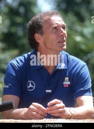 Fußball - Weltmeisterschaft 1990 in Italien. Unterkunft der deutschen Nationalmannschaft in Erba: Castello di Casiglio. Nationaltrainer Franz Beckenbauer (Deutschland) bei Pressegesprächen im Hotelgarten. [Automatisierte Übersetzung] Stockfoto