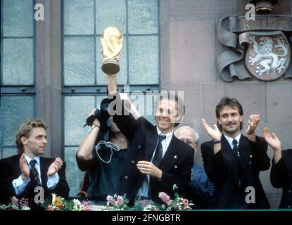 Empfang der Weltmeister 1990 auf dem Frankfurter Römerberg 09.07.1990. Nationaltrainer Franz Beckenbauer mit WM-Pokal, links Thomas Häßler, rechts TW Raimond Aumann. [Automatisierte Übersetzung] Stockfoto