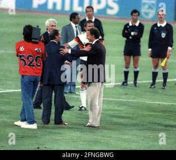 FB Weltmeisterschaft 1990. Finale : Deutschland - Argentinien 1:0 /08.07.1990/ Trainer Carlos Bilardo (ARG) gratuliert Nationaltrainer Franz Beckenbauer nach dem Spiel. Im Hintergrund das Schiedsrichterteam [automatisierte Übersetzung] Stockfoto