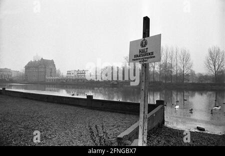 Deutschland, Guten, 06. Jan 1990. Archiv-Nr.: 12-07-26 Guben, von 1961 bis 1990 Wilhelm-Pieck-Stadt Guben ist eine Stadt im Bezirk Spree-Neiße in der Niederlausitz in Brandenburg. Die Stadt liegt an der Neiße, die hier die Grenze zwischen Deutschland und Polen bildet. Die Kernstadt, östlich der Neiße gelegen, wurde 1945 durch die oder-Neiße-Grenzabgrenzung, die unter polnische Verwaltung gestellt wurde, getrennt und bildet seitdem die unabhängige polnische Stadt Gubin. Foto: Grenze zwischen Guben und Gubin (Polen) Stockfoto