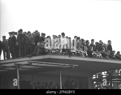 Meidericher SV - Borussia Dortmund 2:1 / 22.04.1966 / Fans Setzen Sie sich auf das Dach des Rückens und stellen Sie sich gerade Und das Spiel ansehen [automatisierte Übersetzung] Stockfoto