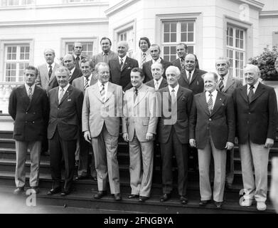 Bundeskanzler Willi Brandt lädt ehemalige Nationalspieler ins Bonner Palais Schaumburg 13.09.1973 ein (Datum geschätzt) Oben von links: Willi Schulz, Jupp Posipal, Hans Jakob, Helmut Rahn, Horst Eckel, Max Morlock. Mitte von links: Werner Liebrich, Herbert Erhardt, Ernst Lehner, Ernst Kuzorra, Werner Kohlmeyer , Reinhold Münzenberg . Unten von links: Ottmar Walter, Paul Janes, Kanzler Willi Brandt, Fritz Walter, Ludwig Goldbrunner, Sepp Herberger, Fritz Szepan. Copyright nur für journalistische Nutzung ! Nur für redaktionelle Zwecke! [Automatisierte Übersetzung] Stockfoto