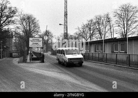 Deutschland, Guten, 06. Jan 1990. Archiv-Nr.: 12-07-07 Guben, von 1961 bis 1990 Wilhelm-Pieck-Stadt Guben ist eine Stadt im Bezirk Spree-Neiße in der Niederlausitz in Brandenburg. Die Stadt liegt an der Neiße, die die Grenze zwischen Deutschland und Polen bildet. Die Kernstadt, östlich der Neiße gelegen, wurde 1945 durch die oder-Neiße-Grenzabgrenzung, die unter polnische Verwaltung gestellt wurde, getrennt und bildet seitdem die unabhängige polnische Stadt Gubin. Foto: Grenze zwischen Guben und Gubin (Polen) Stockfoto