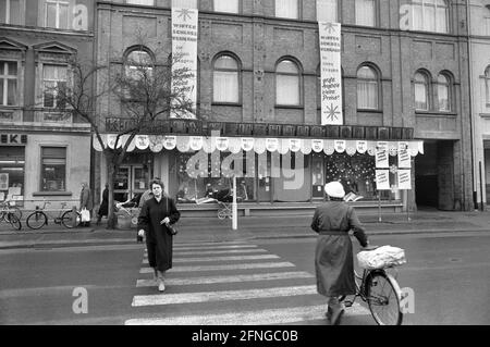 Deutschland, Guten, 06. Jan 1990. Archiv-Nr.: 12-34-12 Guben, von 1961 bis 1990 Wilhelm-Pieck-Stadt Guben ist eine Stadt im Bezirk Spree-Neiße in der Niederlausitz in Brandenburg. Die Stadt liegt an der Neiße, die die Grenze zwischen Deutschland und Polen bildet. Die Kernstadt, östlich der Neiße gelegen, wurde 1945 durch die oder-Neiße-Grenzabgrenzung, die unter polnische Verwaltung gestellt wurde, getrennt und bildet seitdem die unabhängige polnische Stadt Gubin. Foto: Shop mit Winterverkäufen [automatisierte Übersetzung] Stockfoto