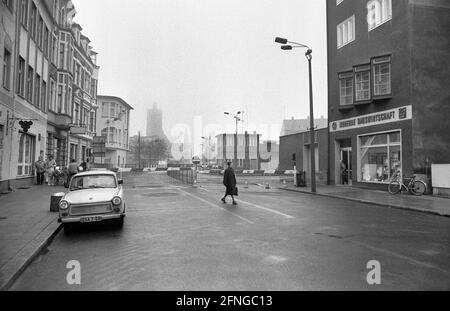 Deutschland, Guten, 06. Jan 1990. Archiv-Nr.: 12-07-27 Guben, von 1961 bis 1990 Wilhelm-Pieck-Stadt Guben ist eine Stadt im Bezirk Spree-Neiße in der Niederlausitz in Brandenburg. Die Stadt liegt an der Neiße, die die Grenze zwischen Deutschland und Polen bildet. Die Kernstadt, östlich der Neiße gelegen, wurde 1945 durch die oder-Neiße-Grenzabgrenzung, die unter polnische Verwaltung gestellt wurde, getrennt und bildet seitdem die unabhängige polnische Stadt Gubin. Foto: Grenze zwischen Guben und Gubin (Polen) Stockfoto