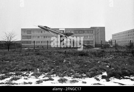 Deutschland, Guten, 06. Jan 1990. Archiv-Nr.: 12-07-12 Guben, von 1961 bis 1990 Wilhelm-Pieck-Stadt Guben ist eine Stadt im Bezirk Spree-Neiße in der Niederlausitz in Brandenburg. Die Stadt liegt an der Neiße, die die Grenze zwischen Deutschland und Polen bildet. Die Kernstadt, östlich der Neiße gelegen, wurde 1945 durch die oder-Neiße-Grenzabgrenzung, die unter polnische Verwaltung gestellt wurde, getrennt und bildet seitdem die unabhängige polnische Stadt Gubin. Foto: Kaserne der Volksarmee vor Guben Stockfoto