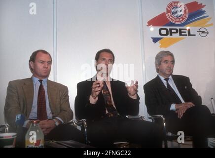 Pressekonferenz zur Präsentation des neuen Vizepräsidenten des FC Bayern München: Franz Beckenbauer (Mitte) mit Manager Uli Hoeneß (links) und Präsident Fritz Scherer (rechts) 24.10.1991. [Automatisierte Übersetzung] Stockfoto