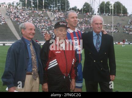 'Benefizspiel zum 50. Geburtstag von Franz Beckenbauer ''das Kaiserspiel'' am 10.09.1995. Franz Beckenbauer (2. Von rechts) mit drei seiner ehemaligen Trainer. Von links: Dettmar Cramer, Tschik Kaykowski und Udo Lattek. [Automatisierte Übersetzung]' Stockfoto