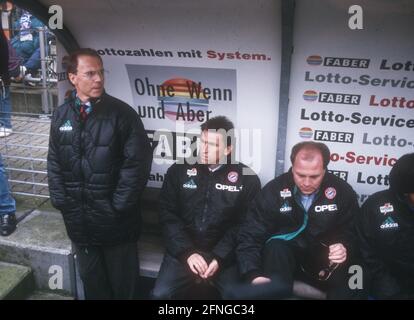 Wattenscheid 09 - FC Bayern München 1:3/12.03.1994. Trainerbank FC Bayern im Ruhrstadion in Bochum. Von links: Stehend: Trainer Franz Beckenbauer. Neben ihm auf der Bank: Assistent Klaus Augenthaler und Manager Uli Hoeneß. [Automatisierte Übersetzung] Stockfoto