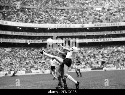 WM 1970: Deutschland - Italien 3:4 N.V. am 17.06.1970 in Mexiko-Stadt / Action , Duell , vorne Willi Schulz Keine Model-Veröffentlichung! [Automatisierte Übersetzung] Stockfoto