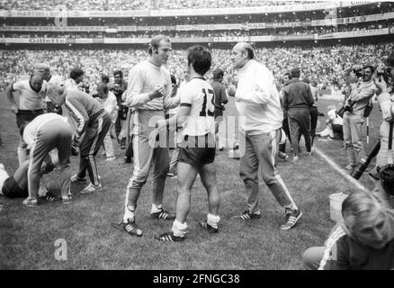 WM 1970: Deutschland - Italien 3:4 N.V. am 17.06.1970 in Mexiko-Stadt. Die deutsche Mannschaft in der Überstundenpause. In der Bildmitte: Manfred Manglitz (links) spricht mit Gerd Müller (13). Rechts Bundestrainer Helmut schön. Keine Modellfreigabe ! [Automatisierte Übersetzung] Stockfoto