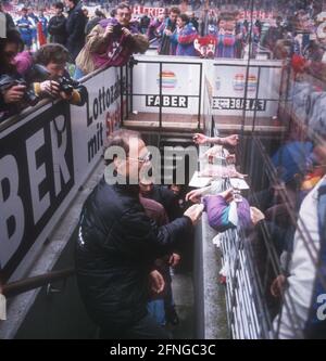 Wattenscheid 09 - FC Bayern München 1:3/12.03.1994. Trainer Franz Beckenbauer (FCB) auf dem Weg zum Ruhrstadion in Bochum und Autogramme. [Automatisierte Übersetzung] Stockfoto