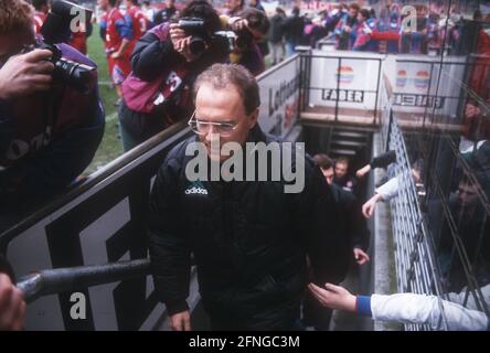 Wattenscheid 09 - FC Bayern München 1:3/12.03.1994. Trainer Franz Beckenbauer (FVB) steigt in das Ruhrstadion in Bochum ein. [Automatisierte Übersetzung] Stockfoto