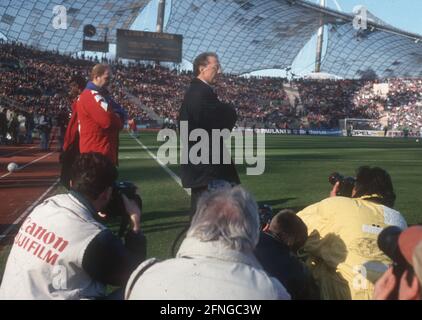 FC Bayern München - SV Werder Bremen 2:0/05.03.1994. Trainer Franz Beckenbauer (FC Bayern München), belagert von Fotografen. [Automatisierte Übersetzung] Stockfoto