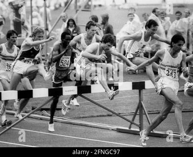 Leichtathletik-Weltmeisterschaften 1983 in Helsinki. 3000-m-Hindernislauf. Patriz Ilg (Deutschland/Mitte) Aktion über die Hürde 10.08.1983. [Automatisierte Übersetzung] Stockfoto