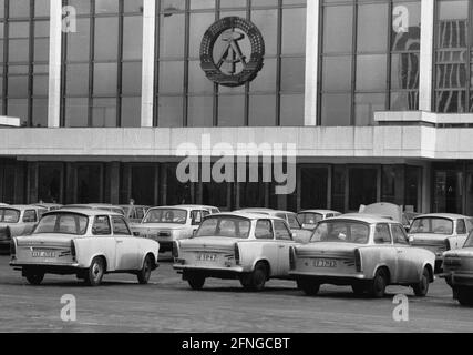 Berlin-Stadt / Ende der DDR / Emblem / 20.2.1985 Ost-Berlin: Palast der Republik. Es gab auch die Volkskammer. Das DDR-Emblem hängt noch immer. Der Parkplatz davor zeigt den Wohlstand der DDR. Es gab hauptsächlich nur 2 Typen von Autos: Trabi (Trabant) und Wartburg. // DDR-Staat / Lindenregion anstelle des 1950 abgerissenen Stadtpalastes wurde ab 1973 der Palast der Republik errichtet, 180 m lang, 32 m breit. Im Inneren gab es verschiedene Einrichtungen. In der großen Halle fanden Veranstaltungen statt, es hielt 5000 Besucher. In dem kleinen Saal traf sich die DDR-Volkskammer. Es gibt auch Restaurants und Stockfoto