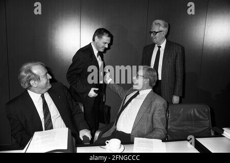 Deutschland, Bonn, 12.02.1990 Archiv Nr.: 13-37-22 SPD-Ost- und Westtreffen in Bonn Foto: Von links nach rechts: Johannes Rau, SPD-Vorsitzender Ibrahim Böhme, SPD-Ehrenvorsitzender Willy Brandt und SPD-Vorsitzender Hans-Jochen Vogel Stockfoto