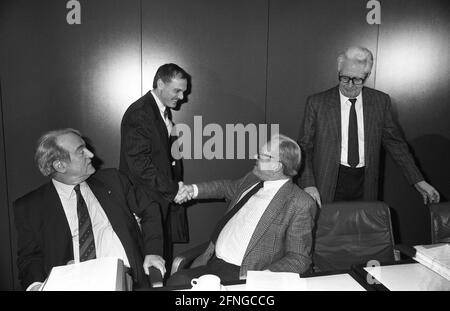 Deutschland, Bonn, 12.02.1990 Archiv Nr.: 13-37-18 SPD-Ost- und Westtreffen in Bonn Foto: Von links nach rechts: Johannes Rau, SPD-Vorsitzender Ibrahim Böhme, SPD-Ehrenvorsitzender Willy Brandt und SPD-Vorsitzender Hans-Jochen Vogel Stockfoto