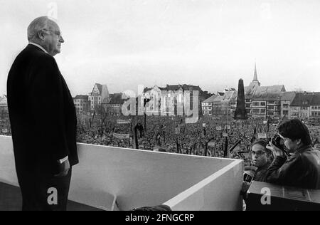 Deutschland, Erfurt , 13.02.1990 Archiv-Nr.: 14-01 Wahlkampf DDR Foto: Bundeskanzler Helmut Kohl bei einer Wahlveranstaltung in Erfurt Stockfoto