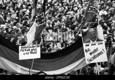 Deutschland, Erfurt , 13.02.1990 Archiv-Nr.: 14-02 Wahlkampf DDR Foto: Bundeskanzler Helmut Kohl bei einer Wahlveranstaltung in Erfurt Stockfoto