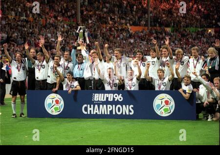 Europameisterschaft 1996 Finale: Deutschland - Tschechische Republik 2:1 n.V.(G.G.)/ 30.06.1996 / Europameister Deutschland mit dem Pokal Keine Model-Freigabe ! [Automatisierte Übersetzung] Stockfoto