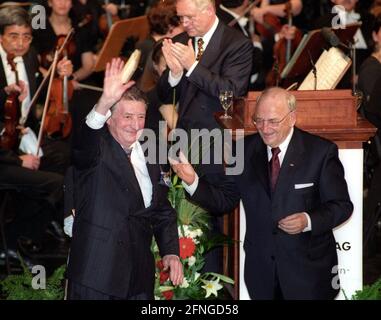 DFB - Bundestag 23.10.1998 in Wiesbaden / Präsident Egidius Braun ehrt Fritz Walter (links) nur für journalistische Zwecke! Nur für redaktionelle Zwecke! Nach den Vorschriften der DFL Deutsche Fussball Liga ist es untersagt, im Stadion und/oder vom Spiel aufgenommene Fotos in Form von Sequenzbildern und/oder videoähnlichen Fotoserien zu verwenden oder zu verwenden. Die DFL-Vorschriften verbieten die Verwendung von Fotos als Bildsequenzen und/oder quasi-Video. Copyright nur für journalistische Nutzung ! Nur für redaktionelle Zwecke! [Automatisierte Übersetzung] Stockfoto