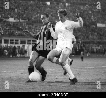 Finale des European Champion Clubs' Cup 1964: Inter Mailand - Real Madrid 3:1/27.05.1964 in Wien. Duell: Luis Suarez (Inter/Links). Nur für journalistische Zwecke! Nur für redaktionelle Zwecke! Copyright nur für journalistische Nutzung ! Nur für redaktionelle Zwecke! [Automatisierte Übersetzung] Stockfoto