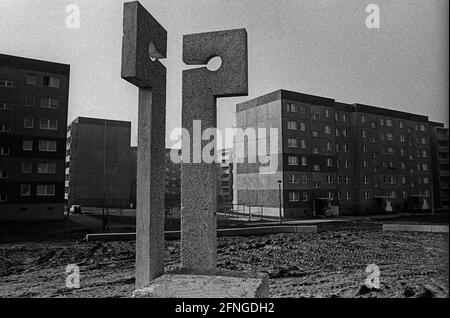 DDR, Berlin, 02.02.1989, Kunstinstallation von Robert Rehfeldtt, Hohenschönhausen, (Plattenbau), [automatisierte Übersetzung] Stockfoto