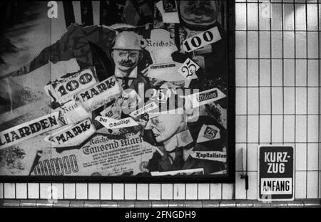 DDR, Berlin, 09.07.1989, U-Bahnhof Rosa-Luxemburg-Platz, Tafeln (Collagen) des Künstlers Robert Rehfeldt zum Thema Arbeiterbewegung , [automatisierte Übersetzung] Stockfoto