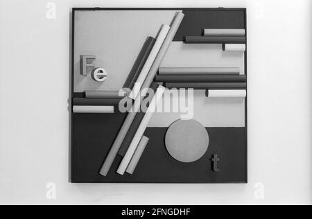 DDR, Berlin, 07.02.1990, Klassenzimmer einer Schule in Karlshorst, mit Kunst des Pankow-Künstlers Robert Rehfeldt , Stockfoto