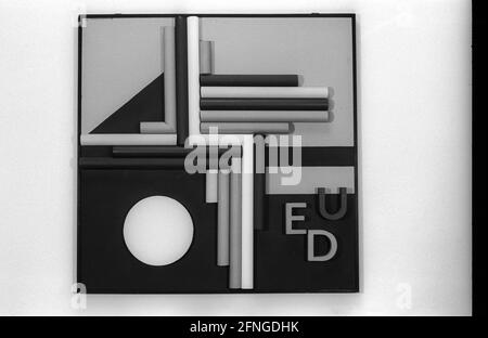 DDR, Berlin, 07.02.1990, Klassenzimmer einer Schule in Karlshorst, mit Kunst des Pankow-Künstlers Robert Rehfeldt , Stockfoto