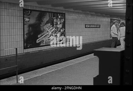 DDR, Berlin, 09.07.1989, U-Bahnhof Rosa-Luxemburg-Platz, Tafeln (Collagen) des Künstlers Robert Rehfeldt zum Thema Arbeiterbewegung , [automatisierte Übersetzung] Stockfoto