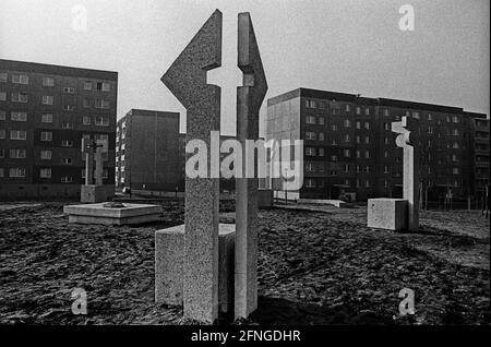 DDR, Berlin, 02.02.1989, Kunstinstallation von Robert Rehfeldtt, Hohenschönhausen, (Plattenbau), [automatisierte Übersetzung] Stockfoto