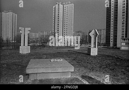 DDR, Berlin, 02.02.1989, Kunstinstallation von Robert Rehfeldtt, Hohenschönhausen, (Plattenbau), [automatisierte Übersetzung] Stockfoto