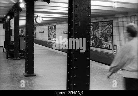 DDR, Berlin, 09.07.1989, U-Bahnhof Rosa-Luxemburg-Platz, Tafeln (Collagen) des Künstlers Robert Rehfeldt zum Thema Arbeiterbewegung , [automatisierte Übersetzung] Stockfoto