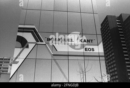 DDR, Berlin, 02.02.1989, Giebel gestaltet von Künstler Robert Rehfeldtt, Lichtenberg, Immanuel Kant EOS, [automatisierte Übersetzung] Stockfoto