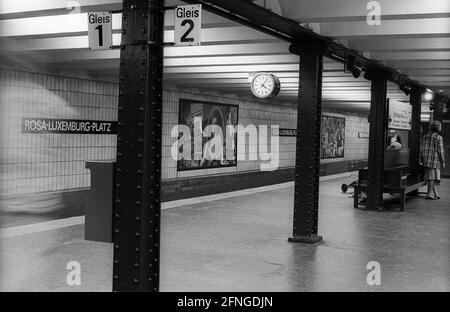 DDR, Berlin, 09.07.1989, U-Bahnhof Rosa-Luxemburg-Platz, Tafeln (Collagen) des Künstlers Robert Rehfeldt zum Thema Arbeiterbewegung , [automatisierte Übersetzung] Stockfoto