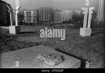 DDR, Berlin, 02.02.1989, Kunstinstallation von Robert Rehfeldtt, Hohenschönhausen, (Plattenbau), [automatisierte Übersetzung] Stockfoto