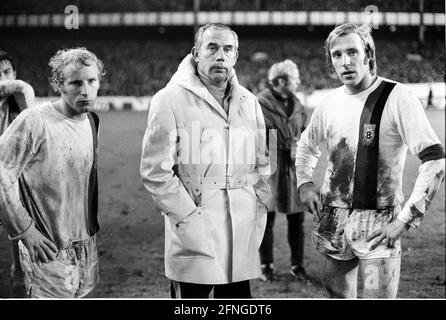 European Champion Clubs' Cup 1970/71. FC Everton - Borussia Mönchengladbach 04.11.1970 5:4 N.E. Tr. Hennes Weisweiler (BMG) mit Spielern in der Zusatzpause. Trainer Hennes Weisweiler mit Berti Vogts (links) und Günter Netzer. Nur für journalistische Zwecke! Nur für redaktionelle Zwecke! [Automatisierte Übersetzung] Stockfoto