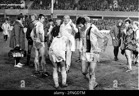 „European Champion Clubs“ Cup 1970/71. FC Everton - Borussia Mönchengladbach 04.11.1970 5:4 N.E. Tr. Hennes Weisweiler (BMG) mit Spielern in der Zusatzpause. Vorne: Ludwig ''Lugi'' Müller. Li: Jupp Heynckes, hinter TW. Wolfgang Kleff. Nur für journalistische Zwecke! Nur für redaktionelle Zwecke! [Automatisierte Übersetzung]' Stockfoto