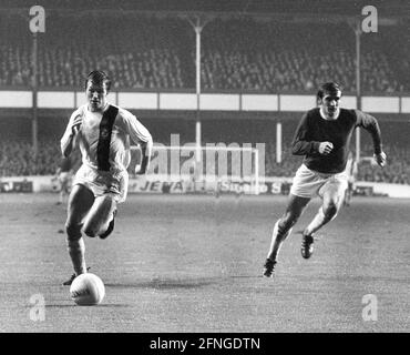 Europapokal der Landesmeister 1970/71. FC Everton - Borussia Mönchengladbach 04.11.1970 5:4 N.E. Jupp Heynckes (BMG/li.) im laufenden Duell. Nur für journalistische Zwecke! Nur für redaktionelle Zwecke! [Automatisierte Übersetzung] Stockfoto