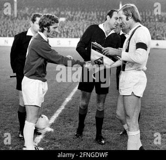 Europapokal der Landesmeister 1970/71. FC Everton - Borussia Mönchengladbach 04.11.1970 5:4 N.E. Grußwort zwischen Alan Ball (l.) und Günter Netzer. Nur für journalistische Zwecke! Nur für redaktionelle Zwecke! [Automatisierte Übersetzung] Stockfoto